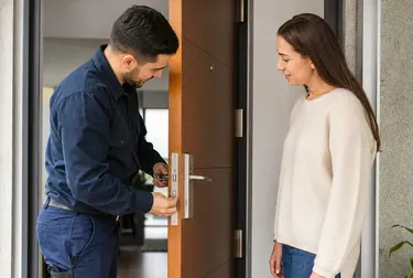 Chaveiro utilizando ferramenta para abrir uma porta em Garanhuns.